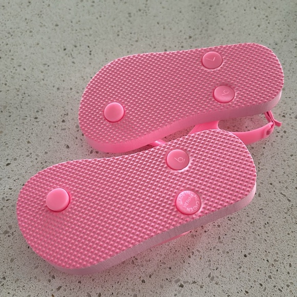 Old navy pink toddler flip flops, never worn - Picture 2 of 3